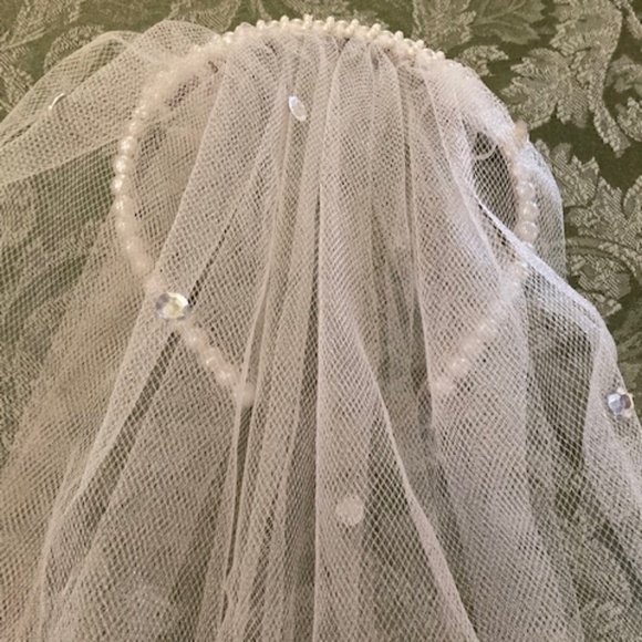 Vintage Pearl Headband With Tulle Veil - Picture 6 of 15